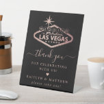 Elegant Las Vegas Destination Wedding Bedankt Reclamebord Met Voetstuk<br><div class="desc">Vier in stijl met deze moderne en zeer trendy Las Vegas bruiloft dank u voor het voorkeursteken. Het ontwerp is gemakkelijk te personaliseren met uw eigen speciale formulering en uw gasten zullen blij zijn wanneer ze dit fantastische teken zien. Overeenkomende bruidsartikelen zijn te vinden in het collectie.</div>