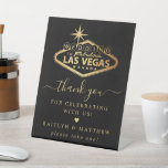 Elegant Las Vegas Destination Wedding Bedankt Reclamebord Met Voetstuk<br><div class="desc">Vier in stijl met deze moderne en zeer trendy Las Vegas bruiloft dank u voor het voorkeursteken. Het ontwerp is gemakkelijk te personaliseren met uw eigen speciale formulering en uw gasten zullen blij zijn wanneer ze dit fantastische teken zien. Overeenkomende bruidsartikelen zijn te vinden in het collectie.</div>