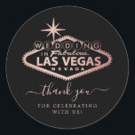 Elegant Las Vegas Destination Wedding Bedankt Ronde Sticker<br><div class="desc">Viel in stijl met deze moderne en zeer trendy trouwstickers. Dit ontwerp is gemakkelijk te personaliseren met uw speciale gebeurtenisformulering en uw gasten zullen enthousiast zijn wanneer zij deze geweldige stickers ontvangen.</div>