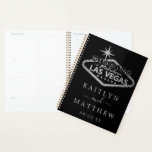 Elegant Las Vegas Destination Wedding Planner<br><div class="desc">Maak je klaar voor je grote dag in stijl met deze elegante en zeer trendy weddingplanner. Het ontwerp is gemakkelijk te personaliseren met uw eigen namen en trouwdatum en u kunt al uw ontwerpideeën, belangrijke huwelijksinformatie en veel veiliger samen in deze gepersonaliseerde planner houden. Overeenkomende bruidsartikelen zijn te vinden in...</div>