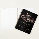 Elegant Las Vegas Destination Wedding Planner<br><div class="desc">Maak je klaar voor je grote dag in stijl met deze elegante en zeer trendy weddingplanner. Het ontwerp is gemakkelijk te personaliseren met uw eigen namen en trouwdatum en u kunt al uw ontwerpideeën, belangrijke huwelijksinformatie en veel veiliger samen in deze gepersonaliseerde planner houden. Overeenkomende bruidsartikelen zijn te vinden in...</div>