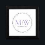 Elegant Lavender Monogram Wedding Cadeaudoosje<br><div class="desc">Elegant Lavender Monogram met Black Milgrain grens. De gestippelde grens doet denken aan melkgraan, een techniek die de juwelen in detail behandelt en die vaak wordt gebruikt voor verloving- en trouwringen. De grens van de milgraan voegt zowel een moderne als elegante stijl aan deze monogrammed doos van het keepjescadeau toe....</div>