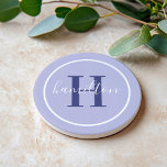 Elegant Lavender Paars Custom Monogram Initiaal Zandsteen Onderzetter<br><div class="desc">Het Elegant ronde gepersonaliseerde ontwerp van het onderzetter van de drink van de drank kenmerkt een klassiek initiaal van de douanesusserif in rood sinaasappel met uw familienaam in modern wit calligrafiemanuscript tegen een diepe koninklijke paarse achtergrond. Een eenvoudige witte cirkel lijst het ontwerp. Het kleurenschema kan worden aangepast om perfect...</div>