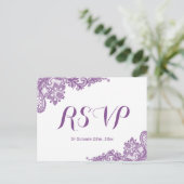 Elegant Lavender Paarse Lace Wedding RSVP Uitnodiging Briefkaart (Staand voorkant)