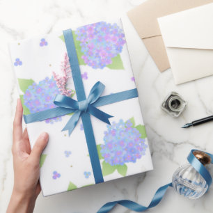 Elegant lichtblauw en paars bloemmotief met horten cadeaupapier