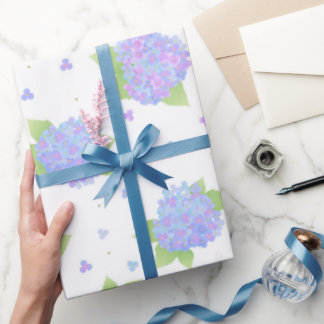 Elegant lichtblauw en paars bloemmotief met horten cadeaupapier