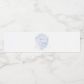 Elegant Lichtblauw Waterverf Crest doop Waterfles Etiket (Enkel label)