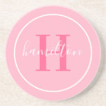 Elegant lichtroze rond aangepast monogram Initiaal Zandsteen Onderzetter<br><div class="desc">Het Elegant ronde gepersonaliseerde ontwerp van het onderzetter van de drink van de drank kenmerkt een klassiek initiaal van de douanespreek in een heet magenta roze kleur met uw familienaam in modern wit calligrafiemanuscript tegen een lichtroze achtergrond. Een eenvoudige witte cirkel lijst het ontwerp. Het kleurenschema kan worden aangepast om...</div>