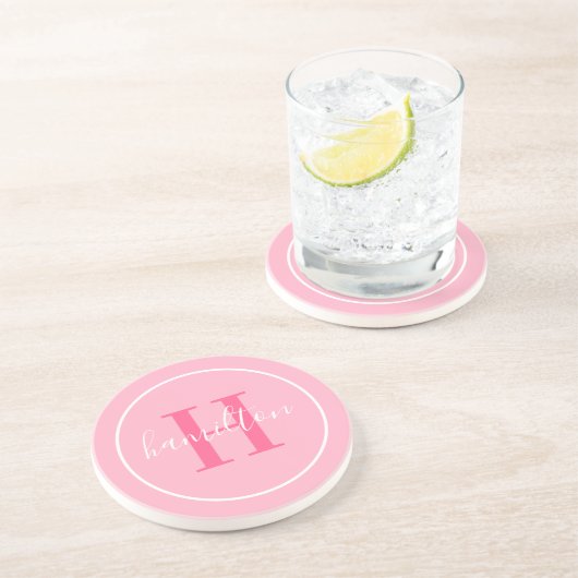 Elegant lichtroze rond aangepast monogram Initiaal Zandsteen Onderzetter (Zijkant)