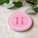 Elegant lichtroze rond aangepast monogram Initiaal Zandsteen Onderzetter<br><div class="desc">Het Elegant ronde gepersonaliseerde ontwerp van het onderzetter van de drink van de drank kenmerkt een klassiek initiaal van de douanespreek in een heet magenta roze kleur met uw familienaam in modern wit calligrafiemanuscript tegen een lichtroze achtergrond. Een eenvoudige witte cirkel lijst het ontwerp. Het kleurenschema kan worden aangepast om...</div>