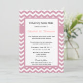 Elegant light cherry chevron afstuderen ceremonie kaart (Staand voorkant)