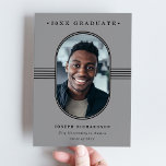 Elegant Lijst | Foto van grijs en zwart Afstuderen Aankondiging<br><div class="desc">Deze elegante 2023 de aankondigingskaarten van het afstuderen kenmerken een rond gemaakt zwart lijst rond uw persoonlijke foto, met passende geometrische lijnen en moderne teksten op een grijze achtergrond. U kunt de tekst op de achterzijde van de kaart eenvoudig wijzigen om er een afstuderen of een partijuitnodiging van het afstudeerder...</div>
