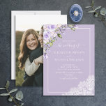 Elegant Lila Lavender Rustic Wood Wedding Kaart<br><div class="desc">Oh, we zijn zo blij met deze trendy lila lavender, een rustige trouwfotouitnodiging. Het was niet makkelijk om met een bijbelend lila lavendel design te komen dat we aan onze esthetische eisen tegemoet kwamen, maar toen deden we het, en nu zijn we verliefd! Dit prachtige, elegante design met een wit...</div>