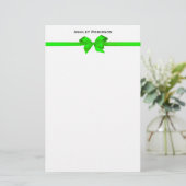 Elegant Lime Green Satin Bow on White Envelope Briefpapier (Staand voorkant)