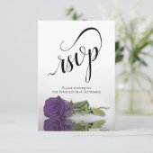 Elegant Long-Stemmed Amethyst Paars Roos Wedding RSVP Kaartje (Staand voorkant)