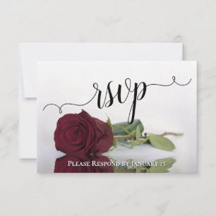 Elegant Long-Stemmed Burgundy Roos Wedding RSVP Kaartje