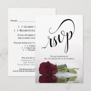 Elegant Long-Stemmed Burgundy Roos Wedding RSVP Kaartje