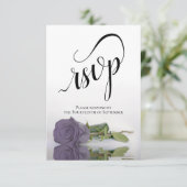 Elegant Long-Stemmed Dusty Purple Rose Wedding RSVP Kaartje (Staand voorkant)
