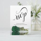 Elegant Long-Stemmed Emerald Green Roos Wedding RSVP Kaartje (Staand voorkant)