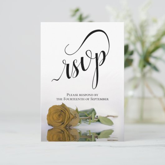 Elegant Long-Stemmed Gold Ochre Roos Wedding RSVP Kaartje (Staand voorkant)