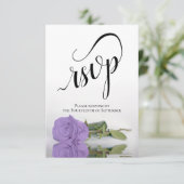 Elegant Long-Stemmed Lavender Paars Roos Wedding RSVP Kaartje (Staand voorkant)