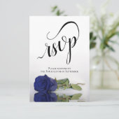 Elegant Long-Stemmed Navy Blue Roos Wedding RSVP Kaartje (Staand voorkant)