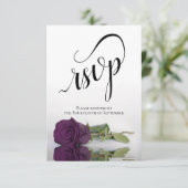 Elegant Long-Stemmed Plum Paars Roos Wedding RSVP Kaartje (Staand voorkant)