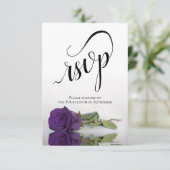 Elegant Long-Stemmed Royal Paars Roos Wedding RSVP Kaartje (Staand voorkant)