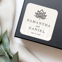 Elegant lotusbloem monogram licht neutraal ivoor