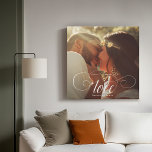 Elegant Love Calligraphy Couple Wedding Photo Imitatie Canvas Print<br><div class="desc">Elegant trouwbelang voor Passen getrouwd,  Valentijnsdag,  verloving,  dat je favoriete koppel laat zien met moderne scriptkalligrafie die LOVE over je aangepaste tekst leest,  zoals namen en/of datum of een persoonlijk bericht over een donkere gradiënt om de typografie uit te drukken.</div>