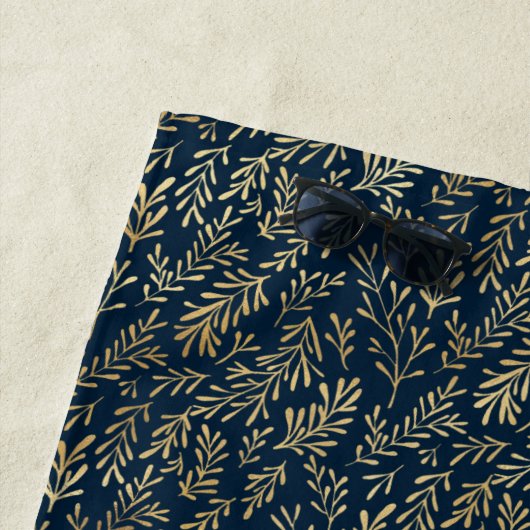 Elegant Luxe Navy Gold Leaf Monogram Strandlaken (In situ)