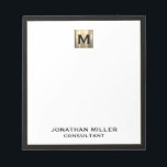 Elegant Luxury Monogram Notitieblok<br><div class="desc">Verhoog uw kantoorbenodigdheden met dit monogrammed notitieblok met klassieke bloktypografie en een zwart lijst met een gouden medaillonmonogram. Het notitieblok omvat ruimte voor douanetekst, zoals jouw naam en titel, die het voor persoonlijk of professioneel gebruik perfect maken. Gebruik het om nota's, ideeën, en herinneringen in stijl neer te sluiten. Het...</div>