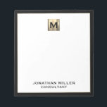 Elegant Luxury Monogram Notitieblok<br><div class="desc">Verhoog uw kantoorbenodigdheden met dit monogrammed notitieblok met klassieke bloktypografie en een zwart lijst met een gouden medaillonmonogram. Het notitieblok omvat ruimte voor douanetekst, zoals jouw naam en titel, die het voor persoonlijk of professioneel gebruik perfect maken. Gebruik het om nota's, ideeën, en herinneringen in stijl neer te sluiten. Het...</div>