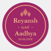 Elegant Magenta Gold Couple noemt Indische bruilof Ronde Sticker (Voorkant)