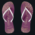 Elegant Magenta & Gold Lacy Maid of Honor Wedding Teenslippers<br><div class="desc">Deze mooie bruiloft teenslippers zijn een geweldige manier om je meid van eer te bedanken en te herkennen en tegelijkertijd haar voeten te redden. Voorzien van een elegant ontwerp met lacy golden frills op een paars, magenta of een bessen gekleurde achtergrond en fancy goudkleurig script. De test leest Maid of...</div>