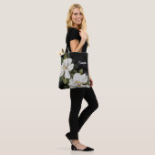 Elegant Magnolia Black en White, gepersonaliseerd Tote Bag (Op model)