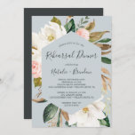 Elegant Magnolia Blue Grey Rehearsal Dinner Kaart<br><div class="desc">Deze elegante magnolia blue Grey-uitnodiging voor een diner is perfect voor een moderne huwelijksrepetitie. Het ontwerp van de zachte bloem is voorzien van waterverf blush roze pinda's,  verbluffende witte magnoliumbloemen en katoen met goud en groene bladeren in een luxueuze opstelling op een lichtblauwe grijze achtergrond.</div>