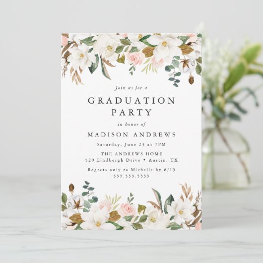 Elegant Magnolia en Blush Floral Graduation Party Kaart (Staand voorkant)