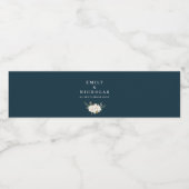 elegant magnolia floral navy blue bruiloft waterfles etiket (Enkel label)