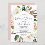 Elegant Magnolia White en Blush Rehearsal Dinner Kaart<br><div class="desc">Deze elegante magnolia white en blush repetitief diner is perfect voor een moderne,  klastige trouwrepetitie. Het ontwerp van de zachte bloem is voorzien van waterverf blush roze pinda's,  verbluffende witte magnolia bloemen met goud en groene bladeren in een luxueuze schikking.</div>