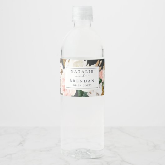 Elegant Magnolia | Zwarte en witte bruiloft Waterfles Etiket (Voorkant)