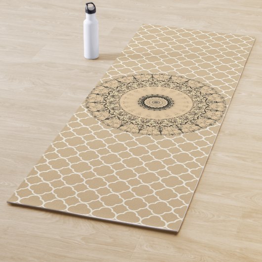 Elegant  Mandala op Tan Quatrefoil Yogamat (In situ)