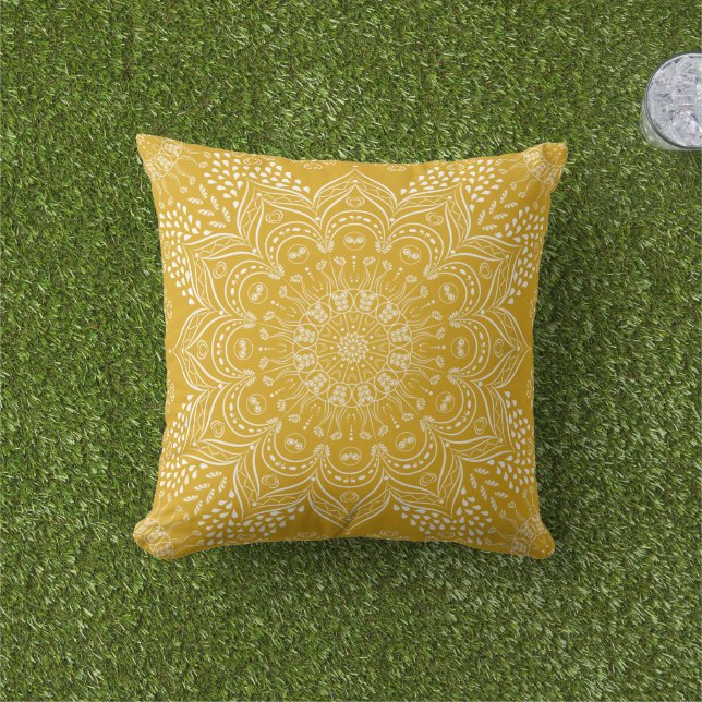Elegant Mandala Yellow Buitenkussen (Gras)