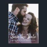 Elegant Manuscript sparen de Foto van het Verlovin Aankondigingskaart<br><div class="desc">Deze chique save the date foto briefkaart is voorzien van een fraai script en moderne typografie. U kunt dit eenvoudig aanpassen en de datumkaart opslaan met uw aanstaande trouwgegevens en uw verloving foto. De foto’s zijn gefaseerd in een paarse bordeauxrode kleur. Als u hulp nodig hebt of overeenkomende objecten, neem...</div>