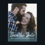 Elegant Manuscript sparen de Foto van het Verlovin Aankondigingskaart<br><div class="desc">Dit beeld sparen het briefkaart van de datumfoto kenmerkt elegant manuscript en moderne typografie. De foto vervaagt op een diepe smaragdachtergrond. U kunt dit gemakkelijk aanpassen sparen de datumkaart met uw aanstaande trouwdetails en uw foto van het verloving. Neem contact met ons op via onze winkel als je hulp of...</div>