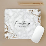 Elegant Marble Gold Glitter Monogram Naam of Logo Muismat<br><div class="desc">Elegant muismatje met marmer- en faux goudglitter-achtergrond en modern calligrafielettertype voor jouw naam of initiaal. Het mousepad omvat ruimte om jouw naam of monogram toe te voegen, kunt u zelfs uw logo toevoegen als u dit muisstootkussen voor uw zaken gebruikt. Voeg een aanraking van glanzen aan uw huis kantoor of...</div>