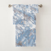 Elegant Marble White Dusty Blue Silver Faux Folie Bad Handdoek (Insitu)