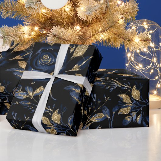 Elegant marineblauw en gouden Roos bloemmotief Cadeaupapier (Feestdagen)