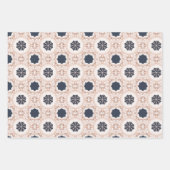 Elegant marineblauw en lichtroze bloemmotief inpakpapier vel (Voorkant 3)