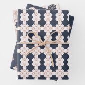 Elegant marineblauw en lichtroze bloemmotief inpakpapier vel (In situ)